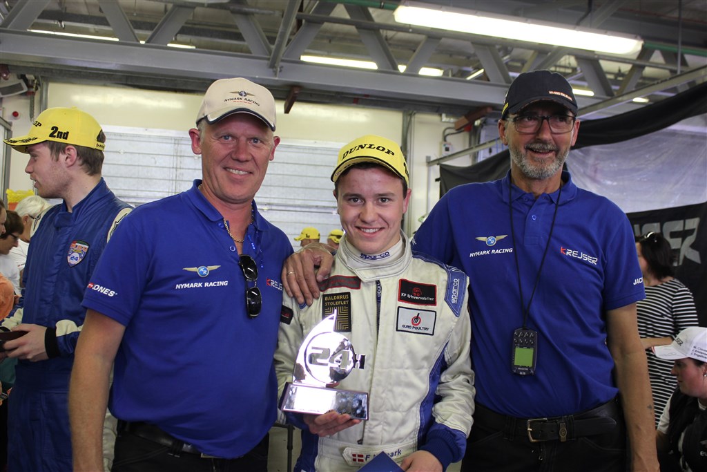 En stolt Frederik med farmand Flemming, sin faste mekaniker Stig og en pokal.
(Foto: Nymark Racing)